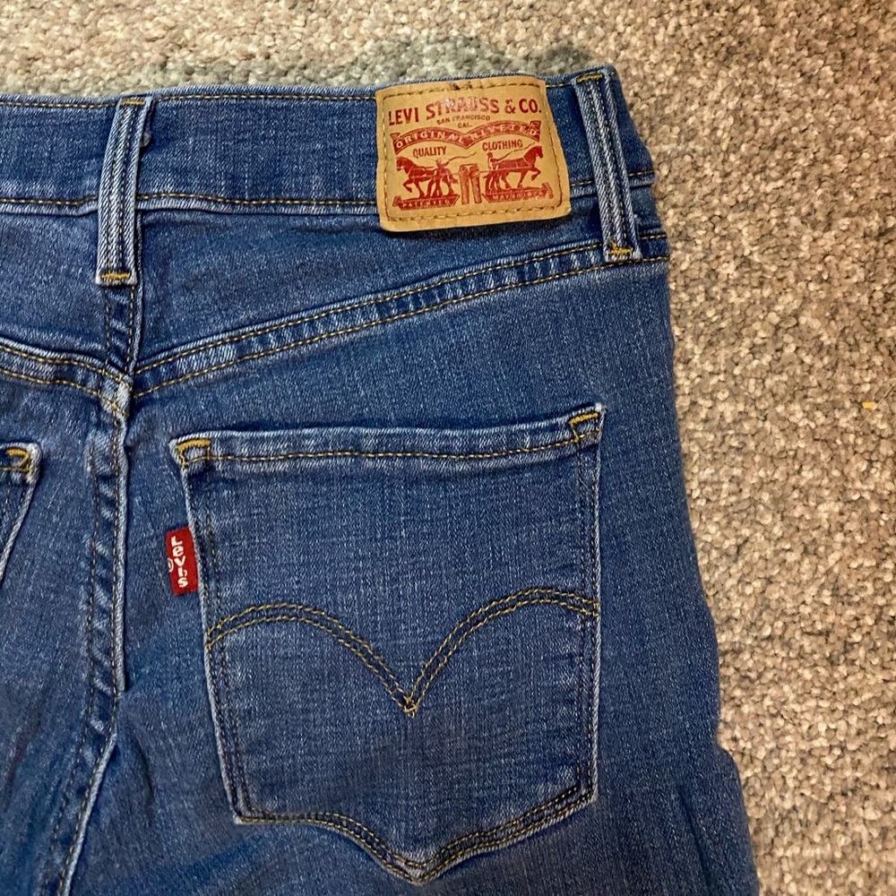 Shaping slim Levi’s jeans